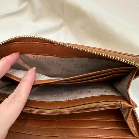 MICHAEL KORS TAN MONOGRAM TOTE 15x9 & ZIP AROUND WALLET - Picture 11 of 16